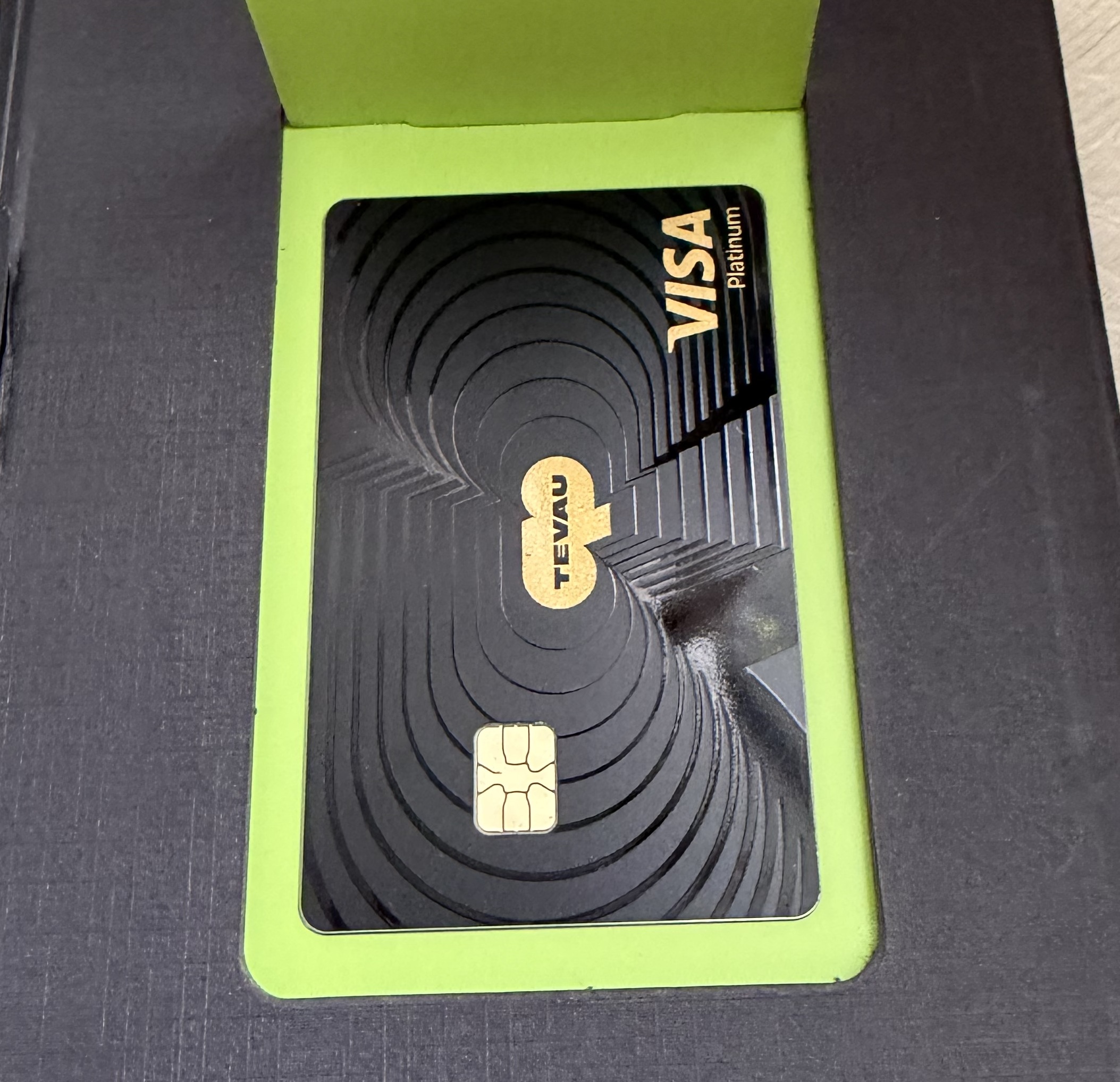 化粧箱に入って届いたTevau VISA プラチナ ブラックゴールド金属製カード