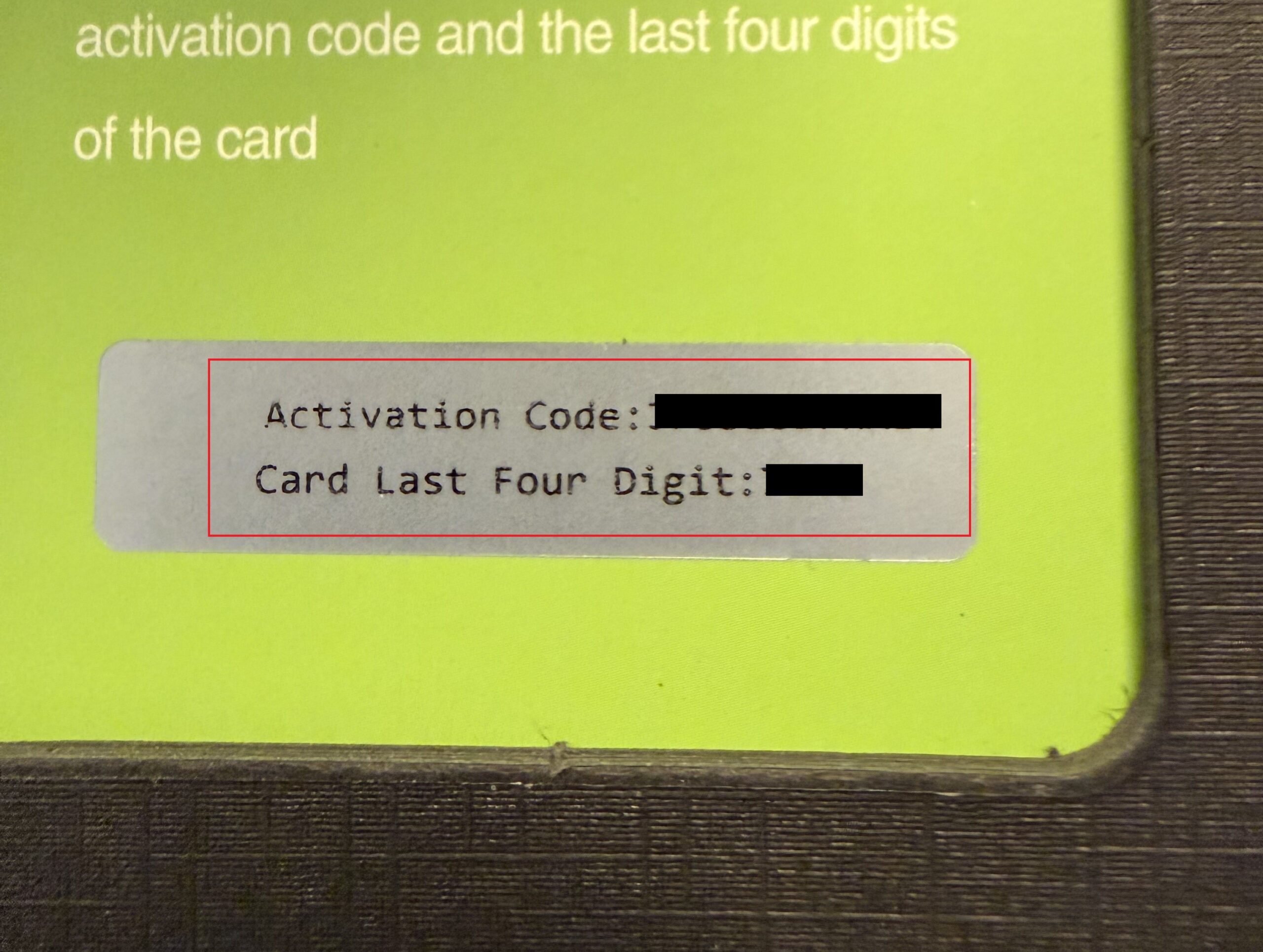 化粧箱内側のシール。Activation CodeとCard Last Four Digitが印字されている